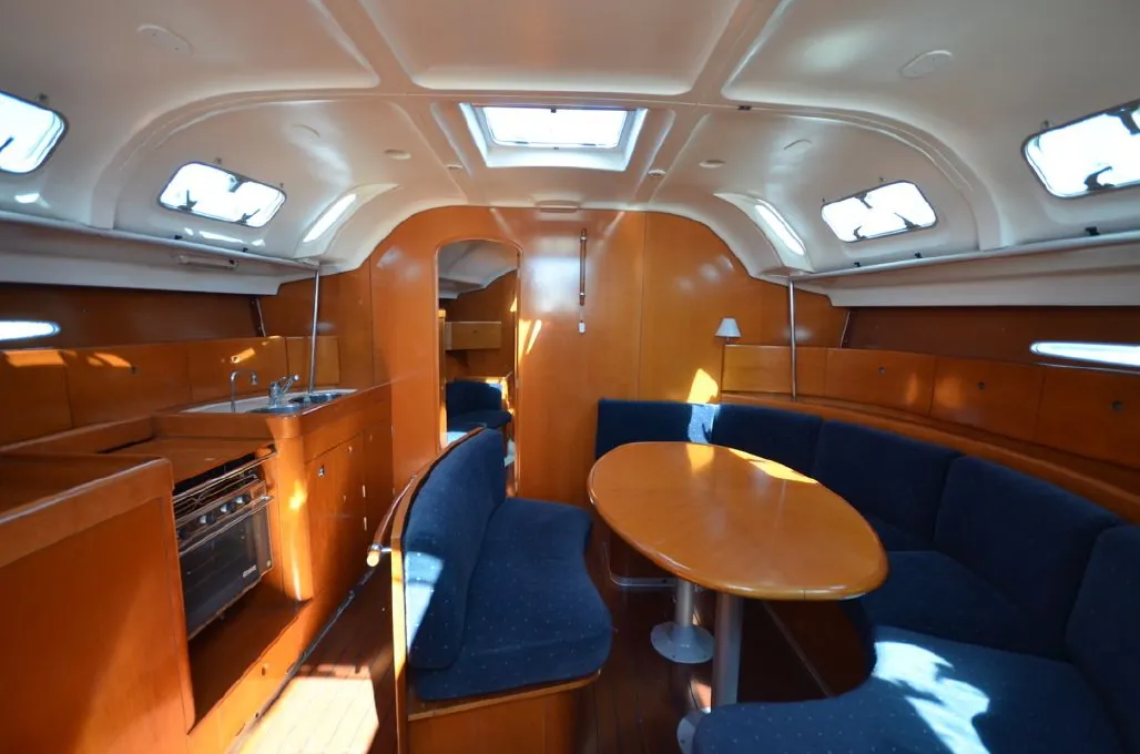 Dinette e cucina a bordo di Princesse — comfort per la vacanza settimanale