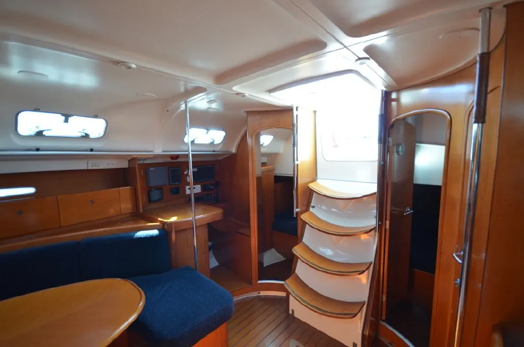 Princesse in navigazione ravvicinata, equipaggio in pozzetto