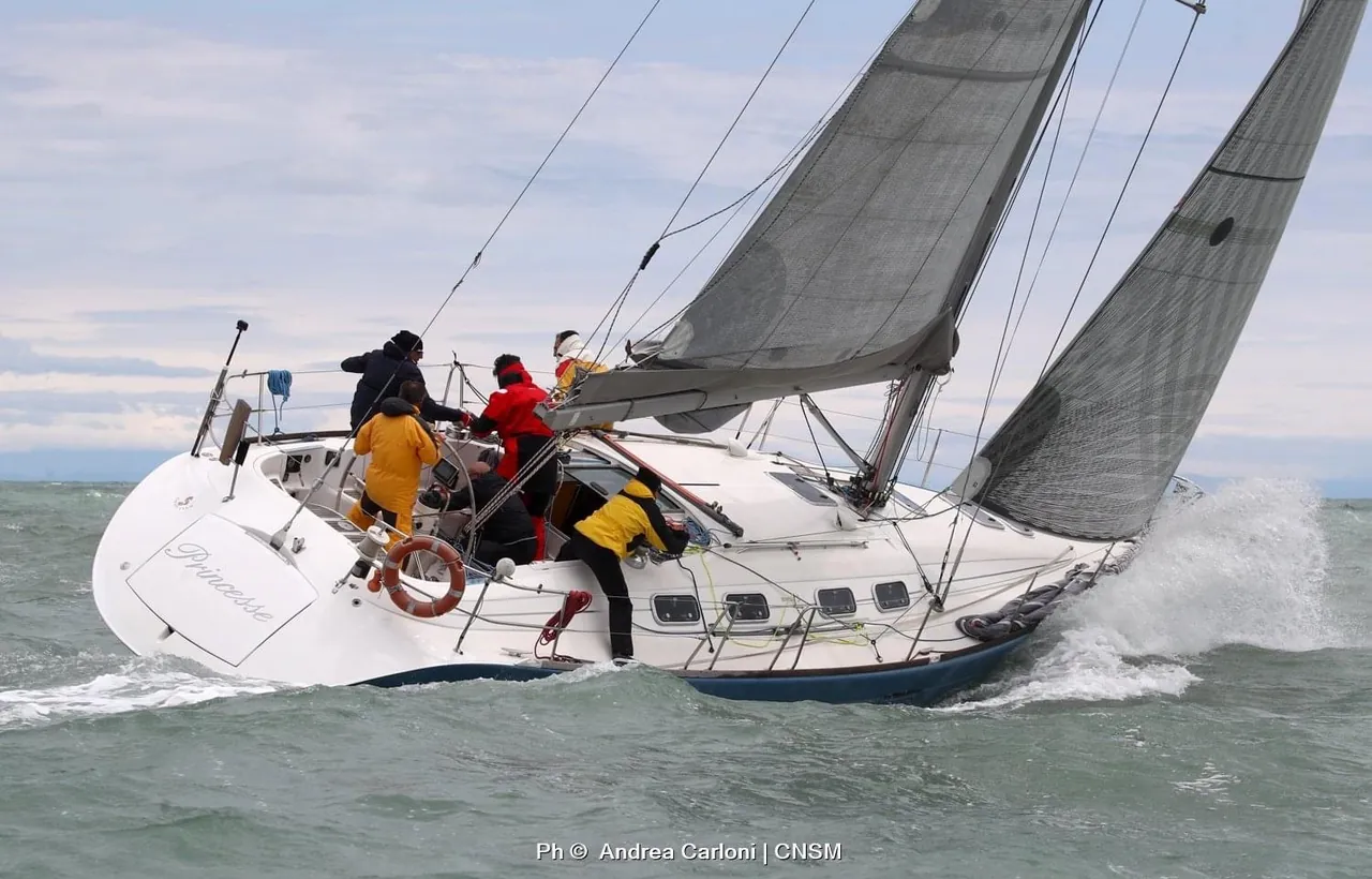 Princesse in azione durante una regata — manovre di equipaggio a bordo