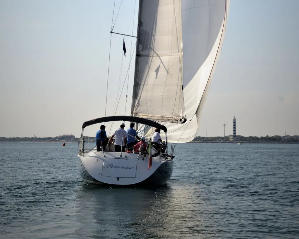 Beneteau First 42s7 Princesse in navigazione, Alto Adriatico – vista aerea